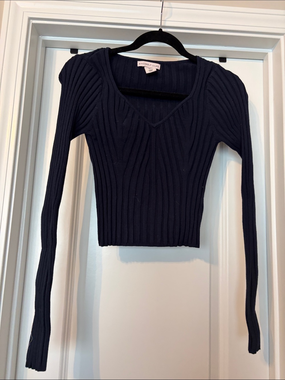 Sincerely Jules Navy Ribbed V‑Neck Long Sleeve Crop Top